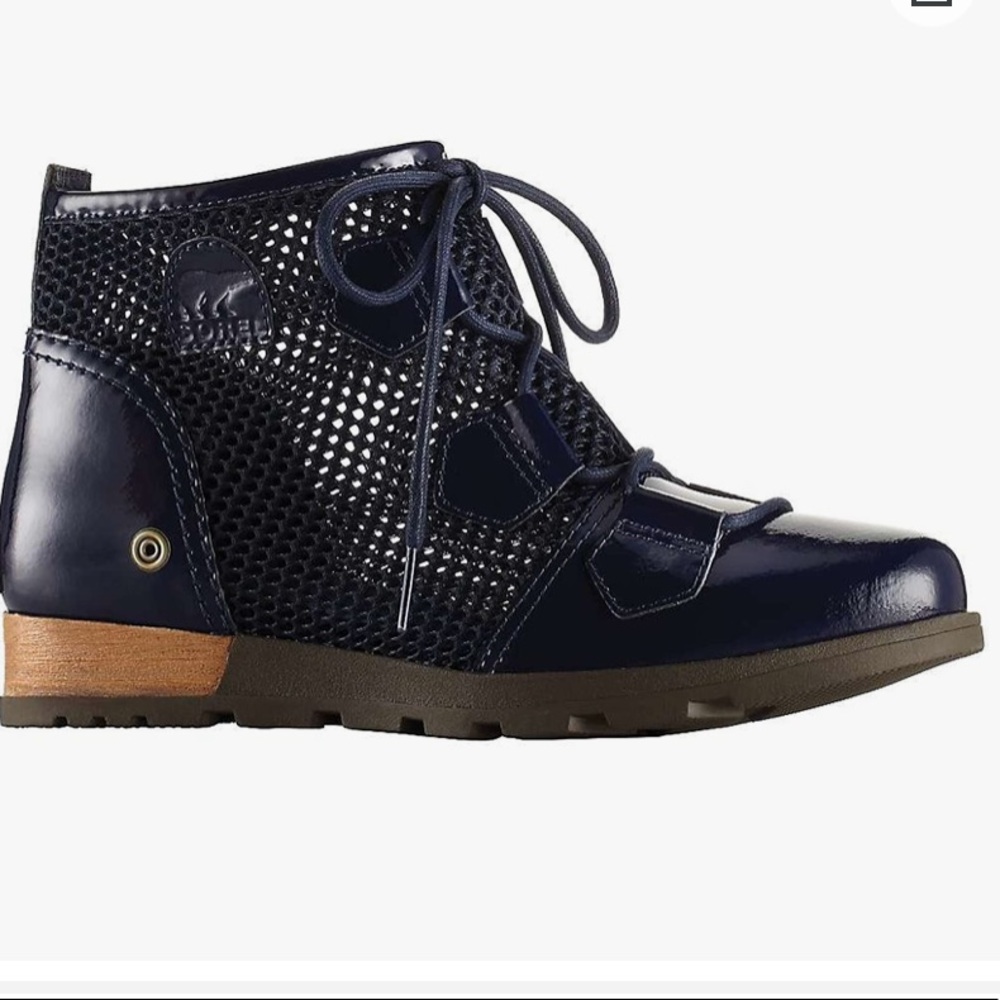 Sorel women’s Major Collegiate Navy patent leather mesh lace up 6.5 ankle boots